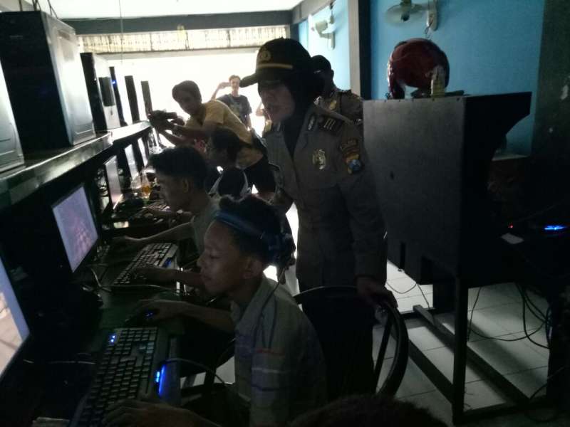 Cegah Pornografi, Binmas Polres Datangi Remaja Pengguna Warnet
