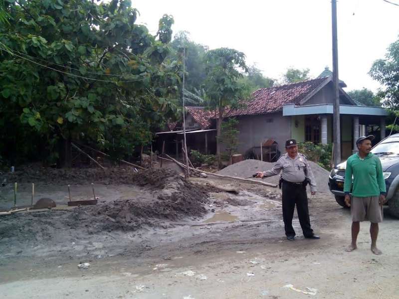 Bersama Babinsa, Polsek Kalitidu Patroli Antisipasi Kembalinya Tambang Pasir Mekanik di Mojosari