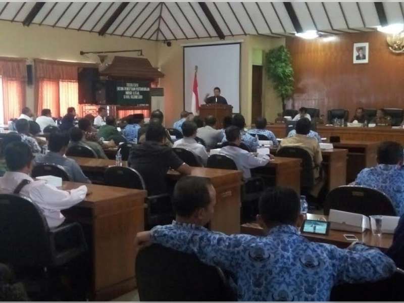 PNS Ini Main HP Saat Sambutan Bupati