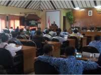 PNS Ini Main HP Saat Sambutan Bupati