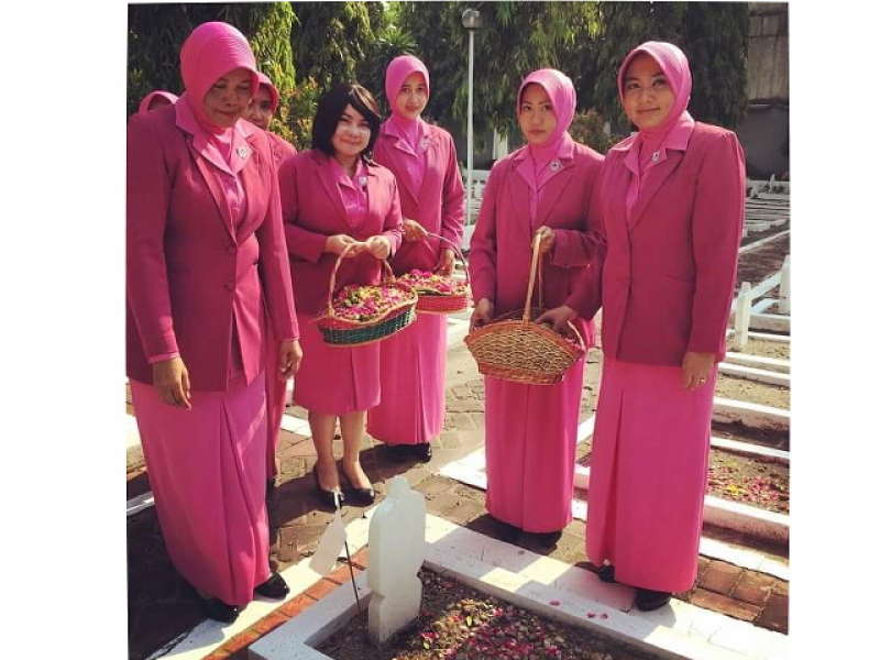 Hargai Jasa Pahlawan, Bhayangkari Tabur Bunga di TMP