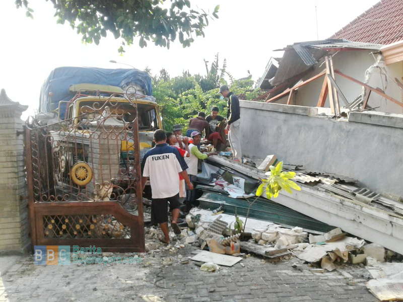 Gara-Gara Kantuk, Truk Tronton Robohkan Teras Rumah Warga di Tuban