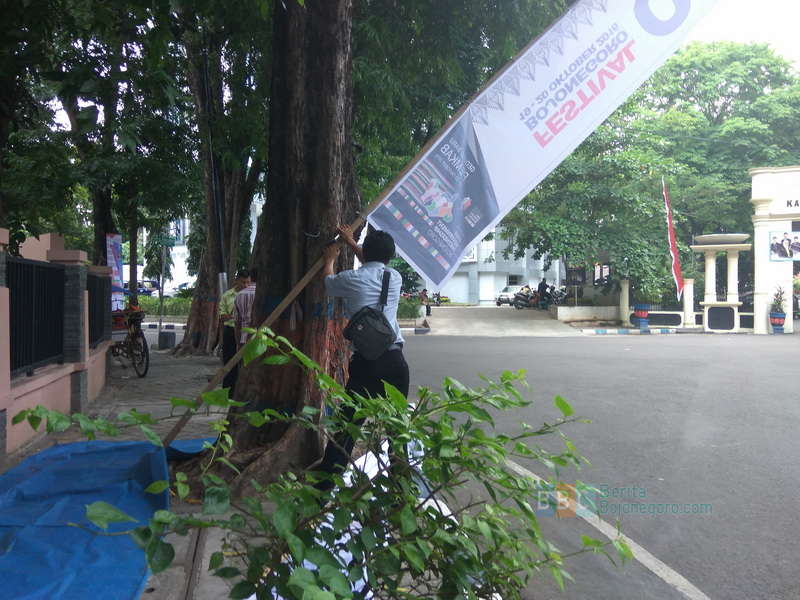 Umbul-Umbul Festival OGP Mulai Dipasang