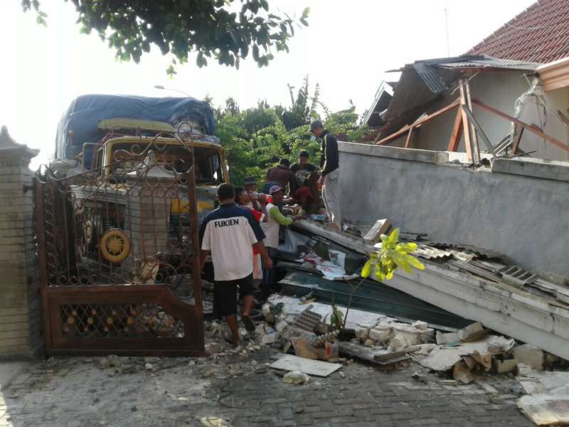Diduga Mengantuk, Truk Tabrak Rumah Warga di Jalur Pantura