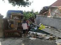 Diduga Mengantuk, Truk Tabrak Rumah Warga di Jalur Pantura