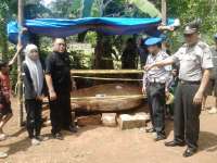 Temukan Batu Berisi Prasasti, Polsek Semanding Pasang Police Line