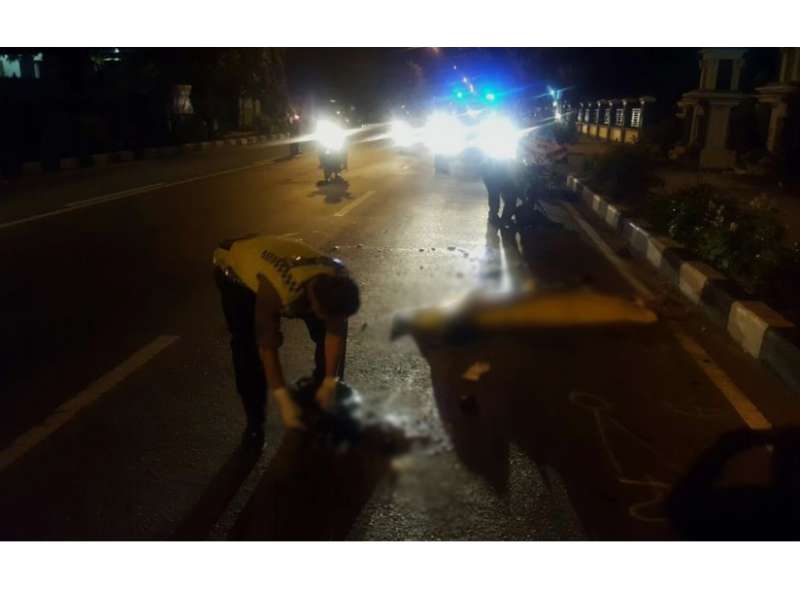 Menyalip dari Kiri, Pengendara Motor di Tuban Meninggal Dilindas Truk