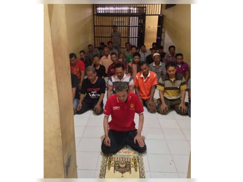 Dengar Suara Adzan, Warga Rutan Langsung Salat Jamaah