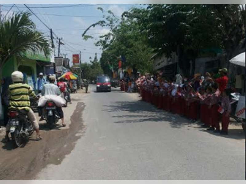Kirab Api Semangat Jadi Tontonan Warga Ngasem