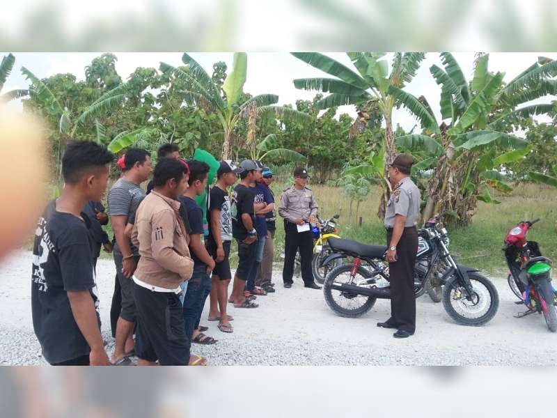 Kapolsek Ngasem Mediasi Massa yang Blokade Jalur J-TB