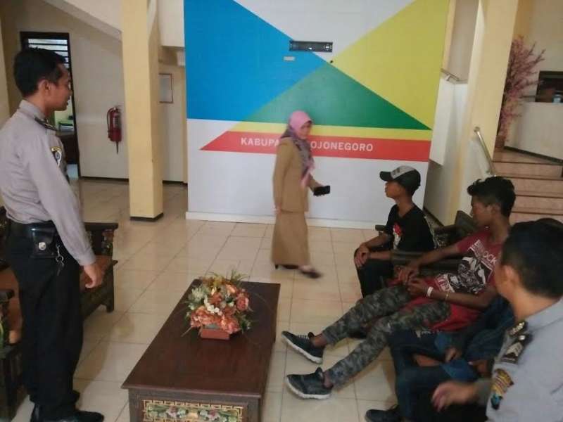 Lagi Ngamen, Tiga Remaja Punk Diamankan Polisi