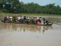 Bertaruh Nyawa, Membelah Bengawan Solo Naik Perahu Kayu