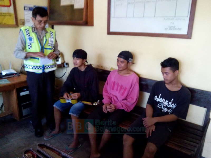 Ngamen di Jalanan, 3 Pemuda Diamankan Polsek Bubulan