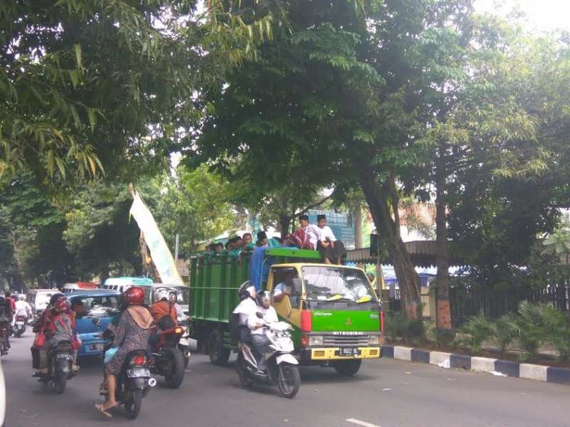 Awas Jatuh, Para Santri!