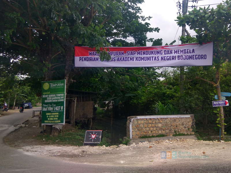 Spanduk Dukungan Pendirian AKN Banyak Terpasang di Ngumpakdalem