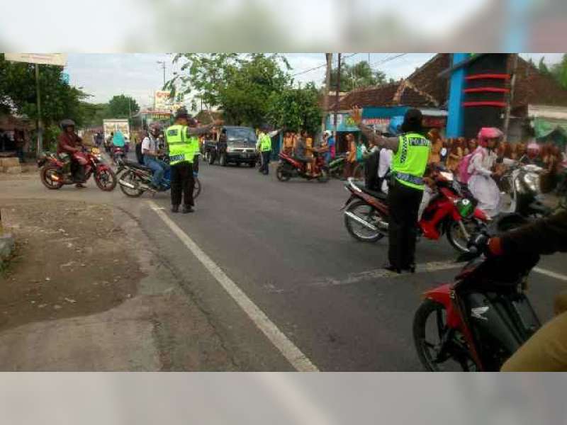 Urai Kemacetan, Kapolsek Sumberrejo Ikut Atur Lalu Lintas Jalan