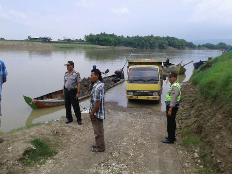 Polsek Kanor Beri Penyuluhan Penambang Pasir Manual