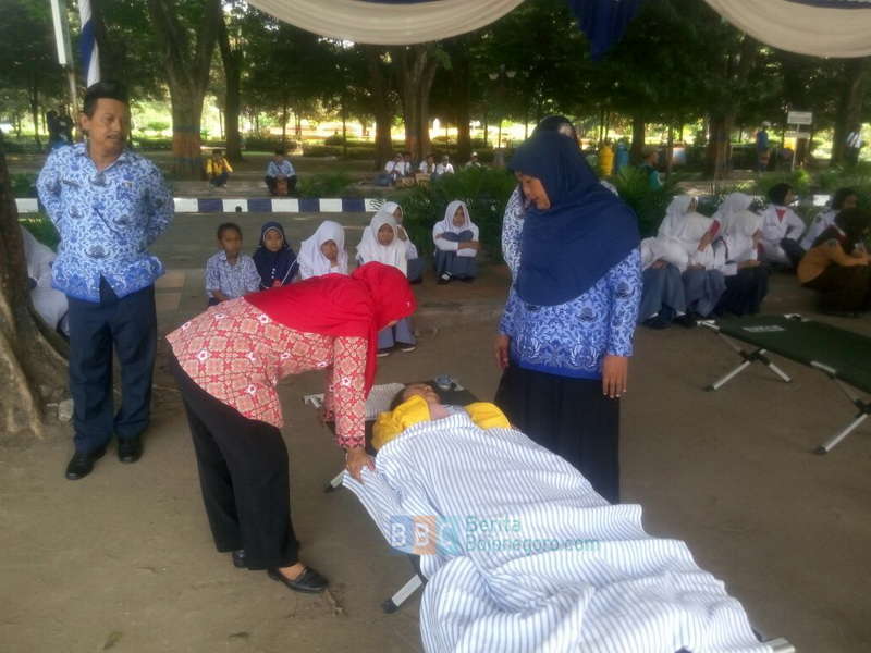 46 Orang Pingsan Saat Upacara Sumpah Pemuda di Alun-Alun Bojonegoro