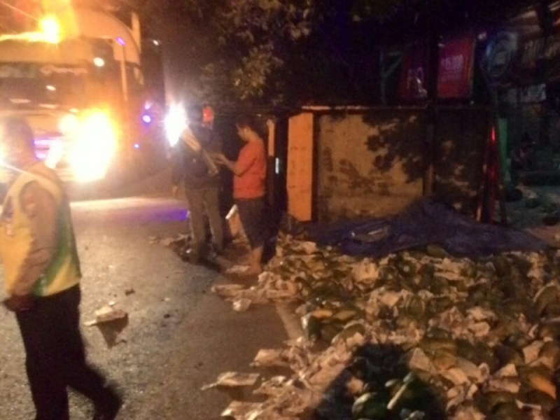 Ban Pecah, Pikap Pengangkut Pepaya Terguling di Balen
