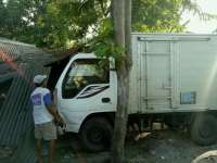 Usai Tabrakan dengan Motor, Sebuah Truk Tubruk Bengkel Motor di Tuban