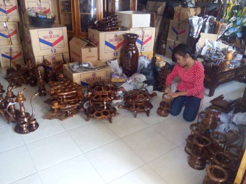 Perajin Souvenir Batokan Keluhkan Semakin Sulitnya Bahan Baku