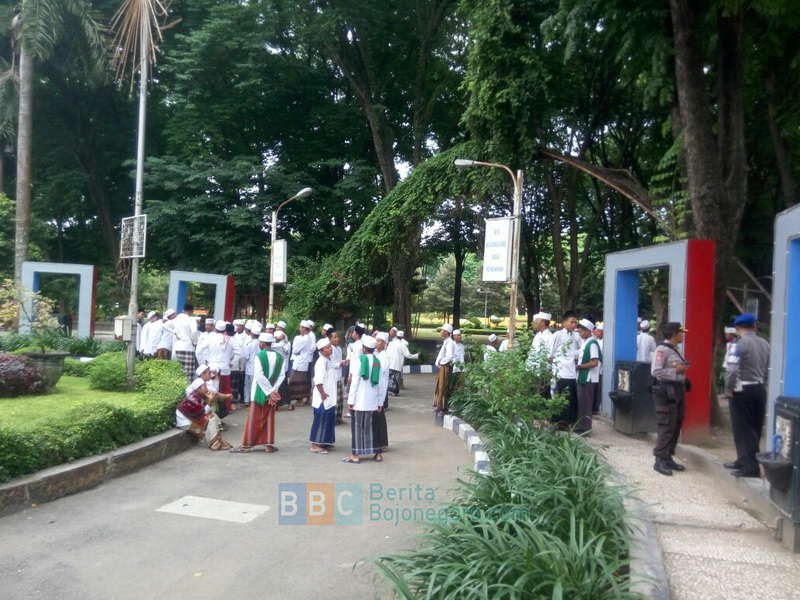 Massa Gerakan Umat Islam Bersatu Bersiap Unjuk Rasa