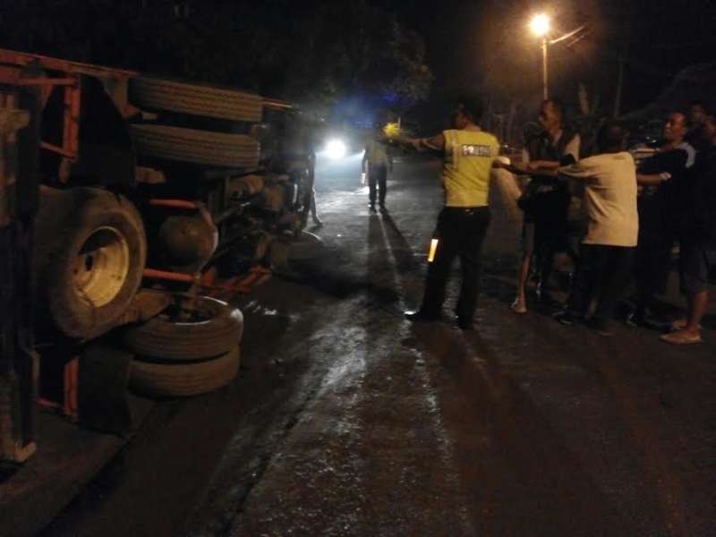 Truk Pengangkut Obat Pertanian Terguling di Margomulyo
