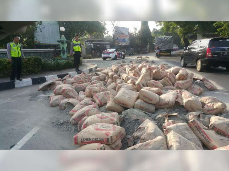 Ratusan Sak Semen Berjatuhan dari Truk di Jalan Raya Tuban