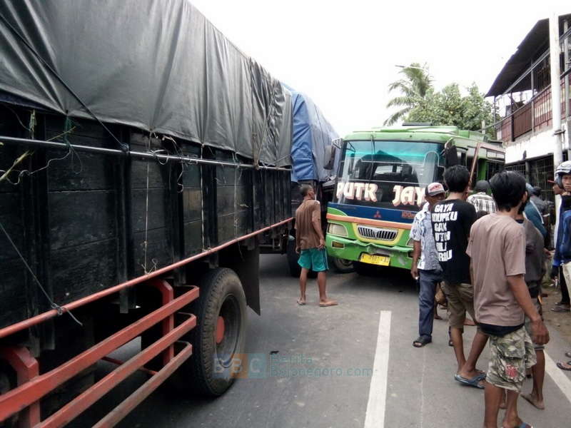 Tabrakan Karambol di Jalur Pantura Tuban, Satu Meninggal Dunia