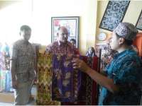 Presiden ExxonMobil Foundation Kunjungi Toko Batik Bojonegoro