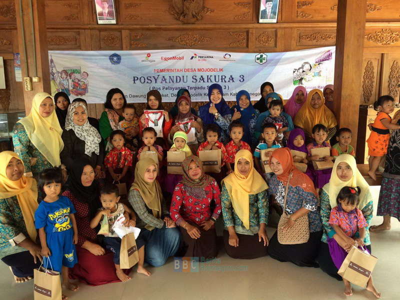 Beri Makanan Tambahan pada Balita di Desa Mojodelik