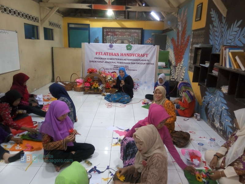 20 Ibu Ledok Kulon Berlatih Membuat Bunga Kresek