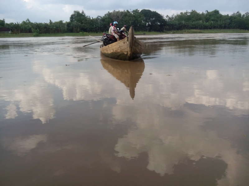 Bengawan Solo Pasang, Awak Perahu Lebih Hati-Hati Mengangkut Penumpang
