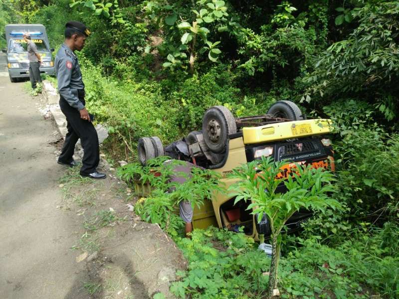 Tak Kuat Melaju di Jalan Menanjak, Truk Terjungkal Masuk Parit