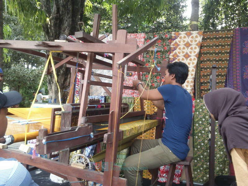Pemuda dan Alat Tenun Tradisional