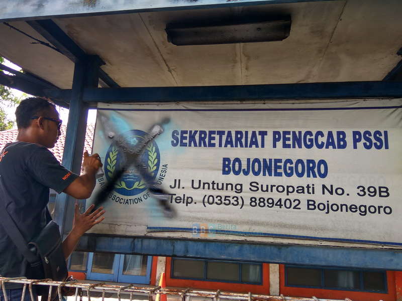 Suporter Segel Kantor Askab PSSI Bojonegoro