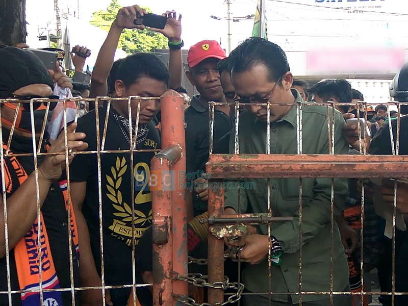 Inilah Reaksi Askab PSSI Bojonegoro Setelah Pintu Kantornya Disegel Suporter Persibo
