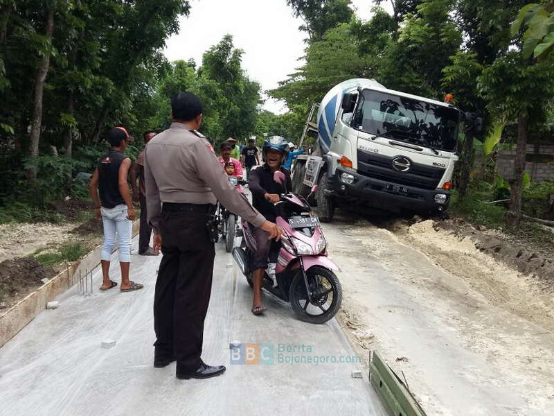 Truk Cor Semen Terperosok di Lubang Jalan
