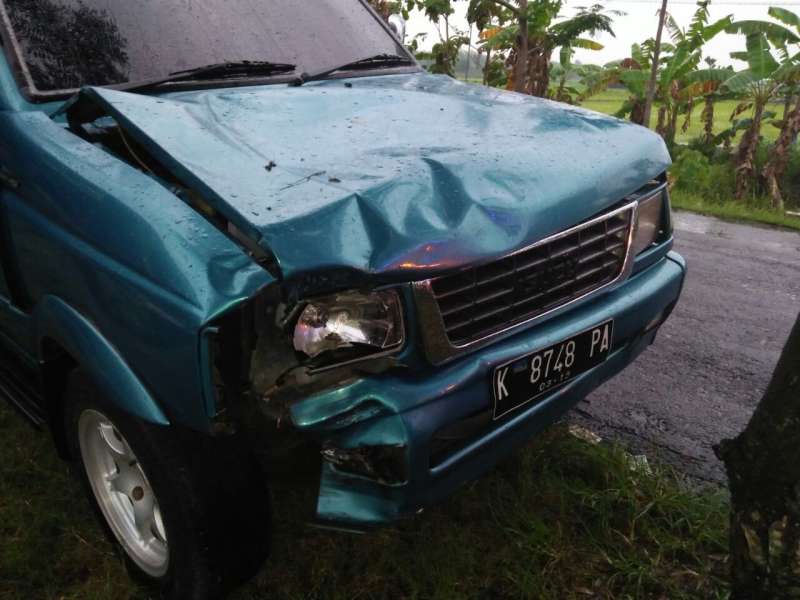 Kurang Hati-Hati Melintas di Tikungan, Mobil Tabrak Pengendara Motor