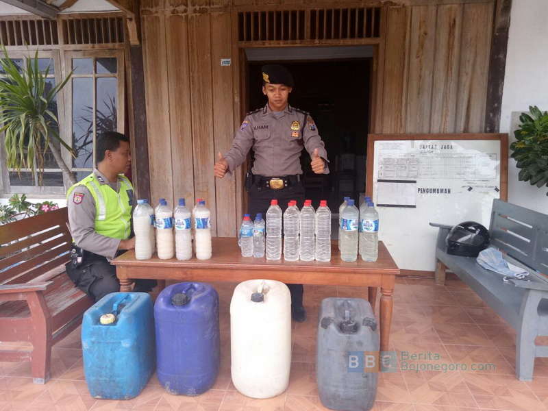 22,4 Liter Arak dan 122 Liter Tuak Diamankan Polsek Tambakrejo