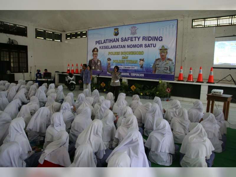 Bekali Pelajar dengan Tata Cara Berkendara, Polisi Gelar Pelatihan Safety Riding