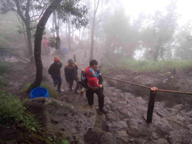 Mendaki Tempat Peristirahatan Para Dewa