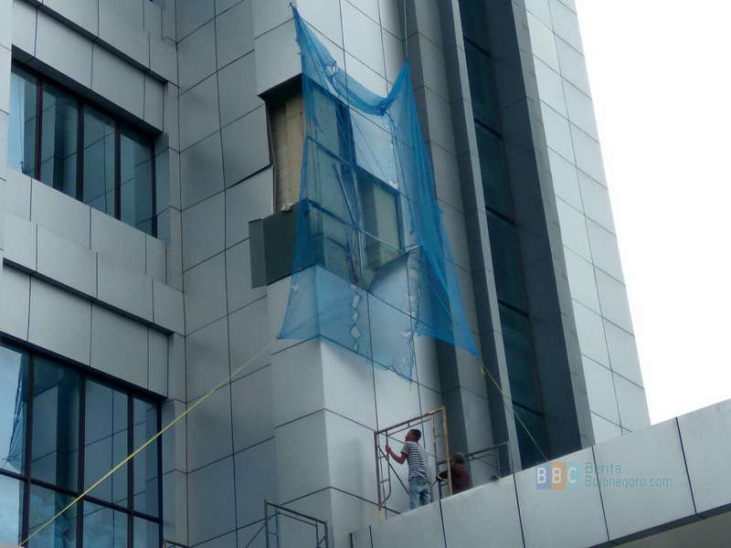 Dinding Gedung Pemkab Ambrol