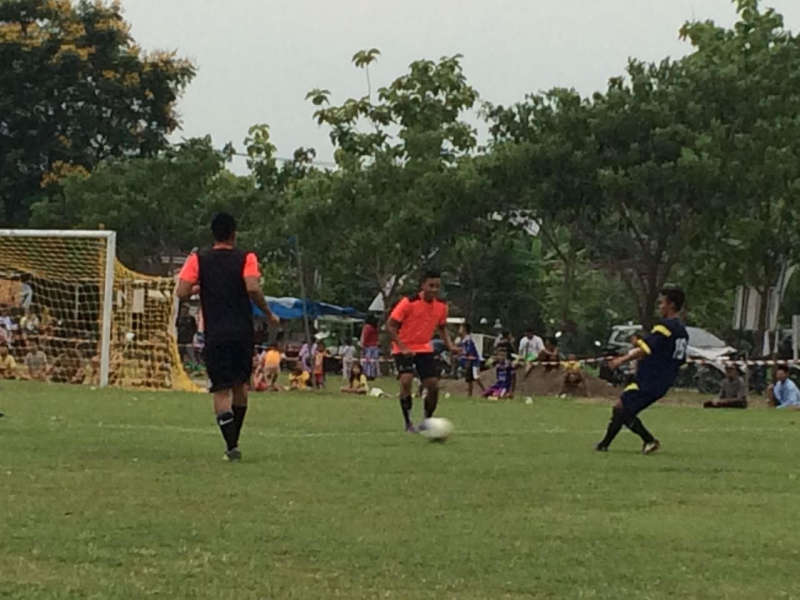 Pupuk Keakraban, EMCL Gelar Laga Persahabatan Sepak Bola dengan Pemdes Mojodelik