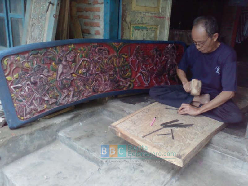 Pak Mamik, Perajin Relief Wayang Beber di Padangan