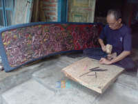 Pak Mamik, Perajin Relief Wayang Beber di Padangan