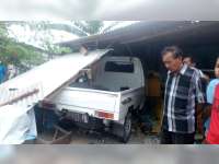 Ban Meletus, Pikap Tabrak Warung di Leran