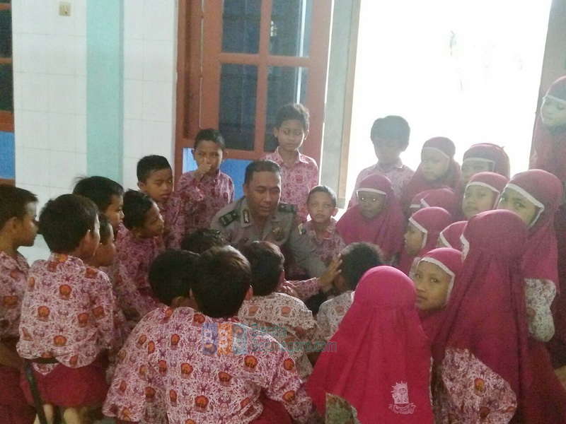 Ajak Anak Tak Takut Polisi