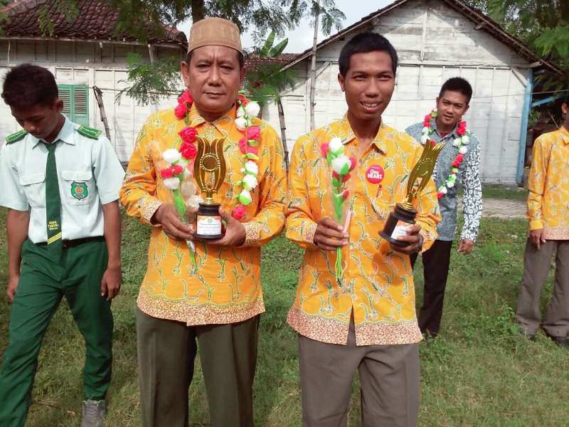 Ungkapkan Terima Kasih, Siswa SMK Taruna Balen Beri Penghargaan Pada Guru