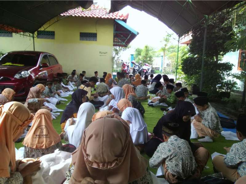 Siswa MINU Walisongo Belajar Cara Membuat Batik